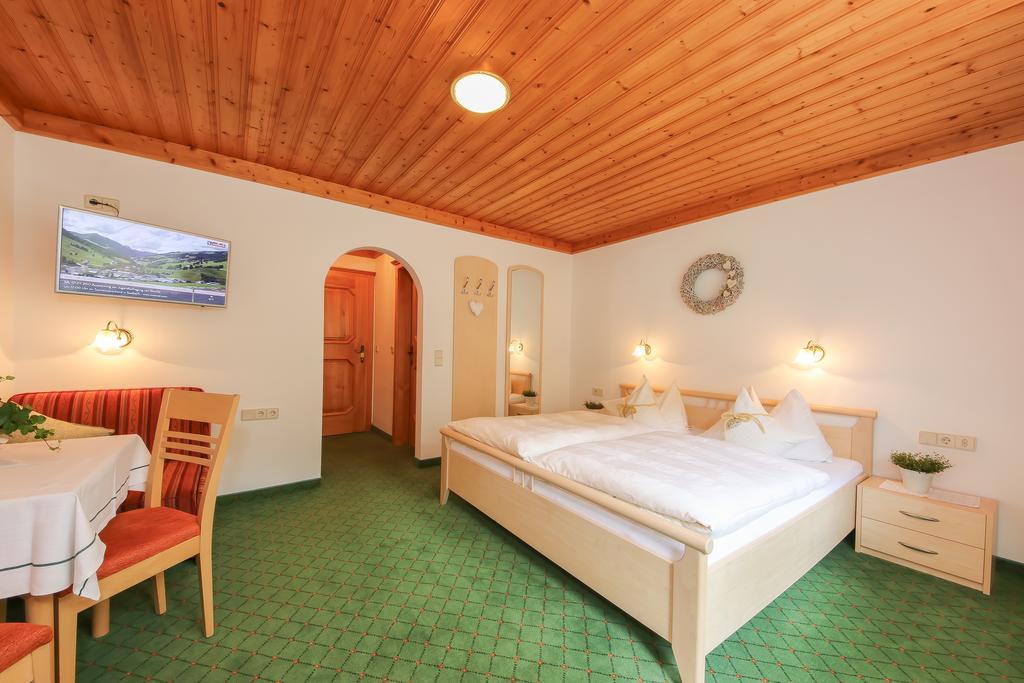 Haus Spieleck Panzió Saalbach-Hinterglemm Kültér fotó